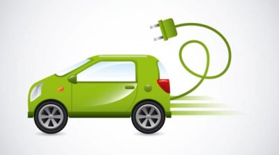 disegno di auto verde con presa elettrica