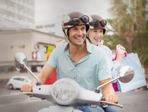 uomo e donna in vespa